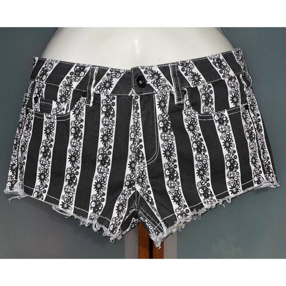 Love Sick Black & White Womens Striped Distressed Denim Short Shorts Size 5